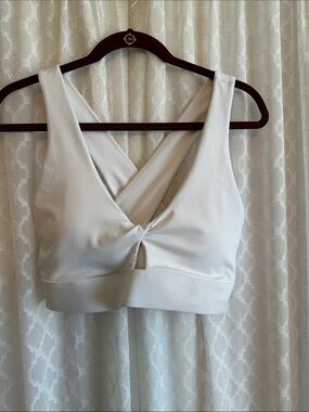 #899 Fabletics White Twist-Front Crossback Sports Bra